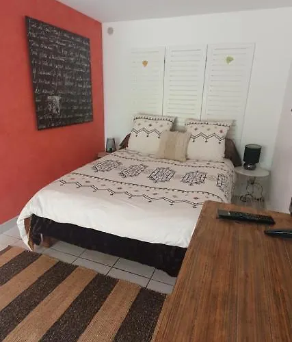 Studio Privatif Et Sa Piscine Aux Agapanthes De Cromel - Le Mont Saint-michel *